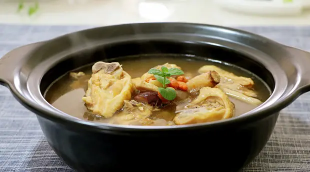 胶艾炖鸡
